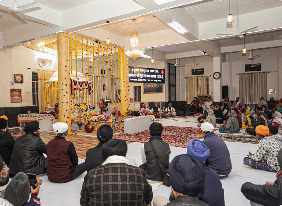 ਵਿਚ ਦੁਨੀਆ ਸੇਵ ਕਮਾਈਐ ॥ ਤਾ ਦਰਗਹ ਬੈਸਣੁ ਪਾਈਐ ॥